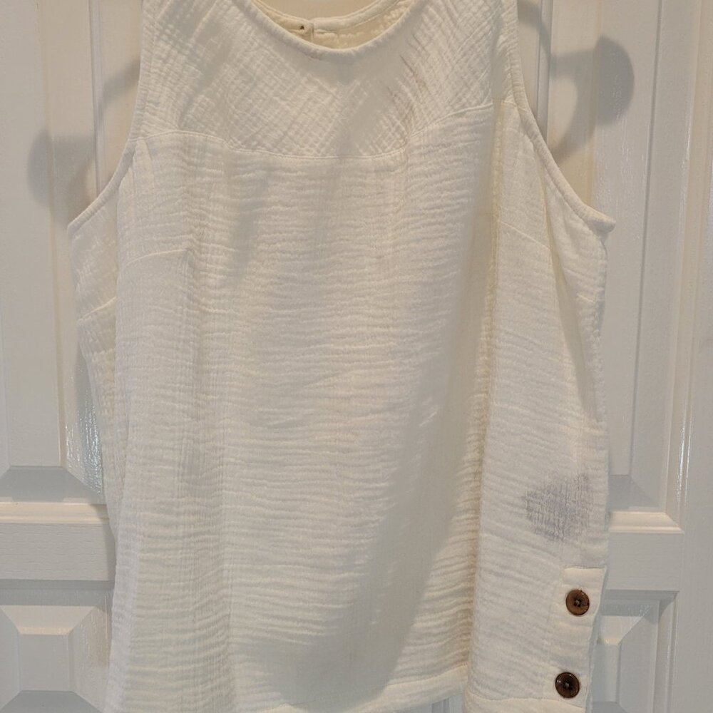 Kuhl White Linen Top with Wooden Side Buttons